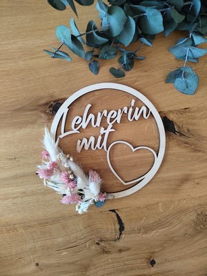 //www.woelkchen.nrw/Shop/Abschied-von-Kindergarten-Grundschule/artikel_Holzring-Lehrerin-mit-Herz-_148.html