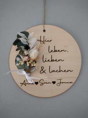 //www.woelkchen.nrw/Shop/Familie-Freunde/artikel_Holzschild-Hier-leben-lieben-lachen-mit_22.html