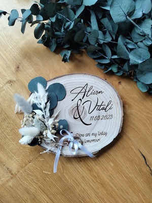//www.woelkchen.nrw/Shop/Hochzeit-Hochzeitstag/artikel_Trauringhalter-Baumscheibe_156.html