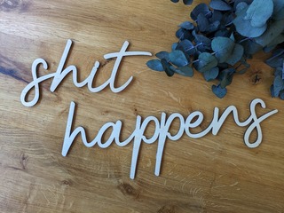 //www.woelkchen.nrw/Shop/Zuhause-Home/artikel_Schriftzug-shit-happens-_30.html